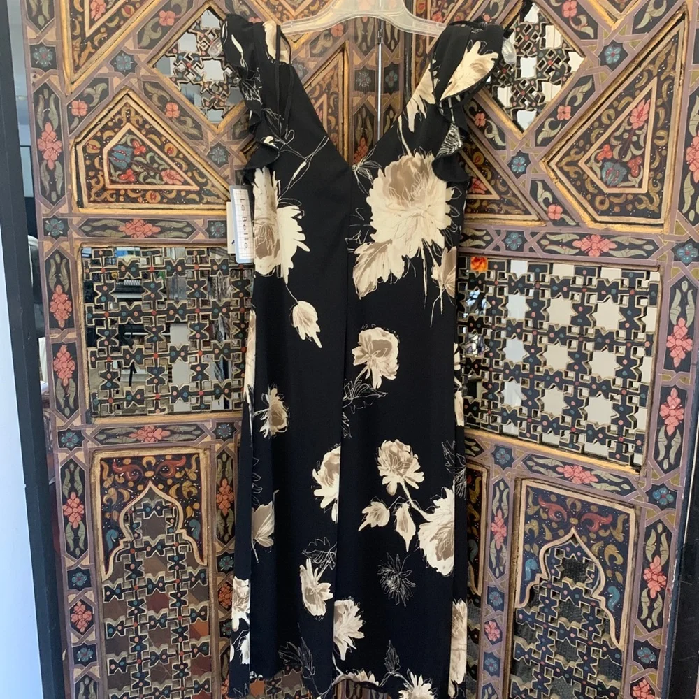 NWT floral dress knee length with flowy cap sleeves 🌸🌼 - Picture 5 of 8